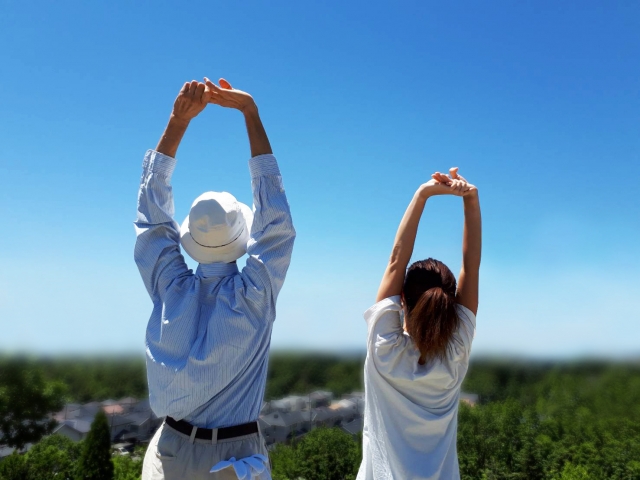 中高年の元気な男女